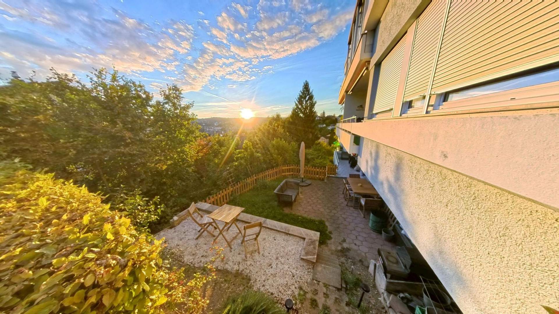 Sitzplatz und Gartenanteil im Abendlicht mit Blick über die Umgebung