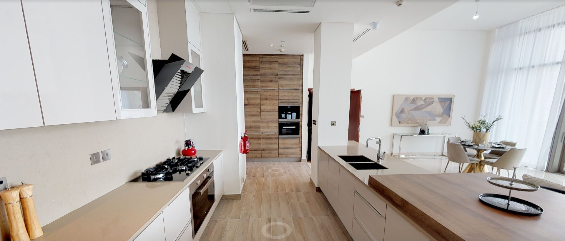Immobilienfoto einer modernen Küche