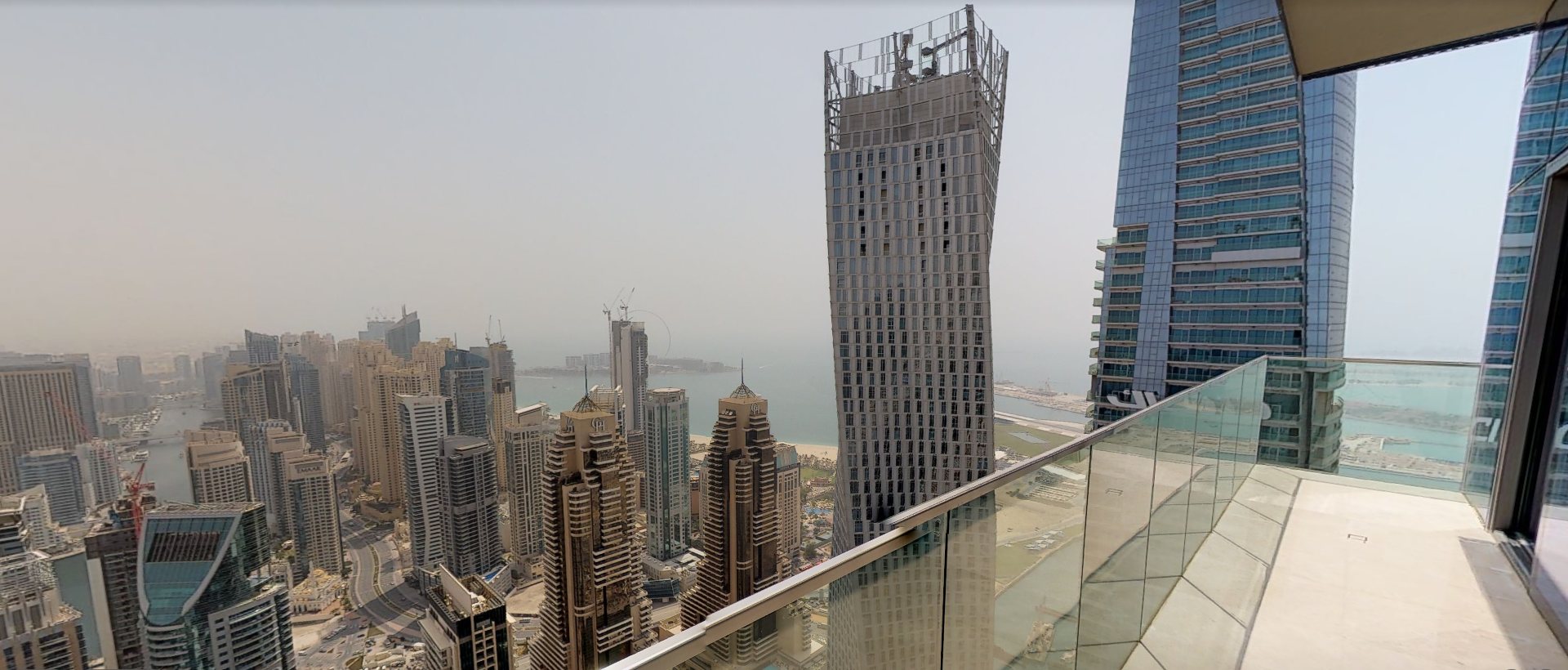 Immobilienfoto mit Balkon und Skyline-Blick